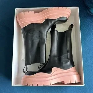 【BOTTEGA VENETA】TIRE チェルシーブーツ Black×Pink Bottega Veneta Women's Leather Tire Chelsea Boots Black Pink